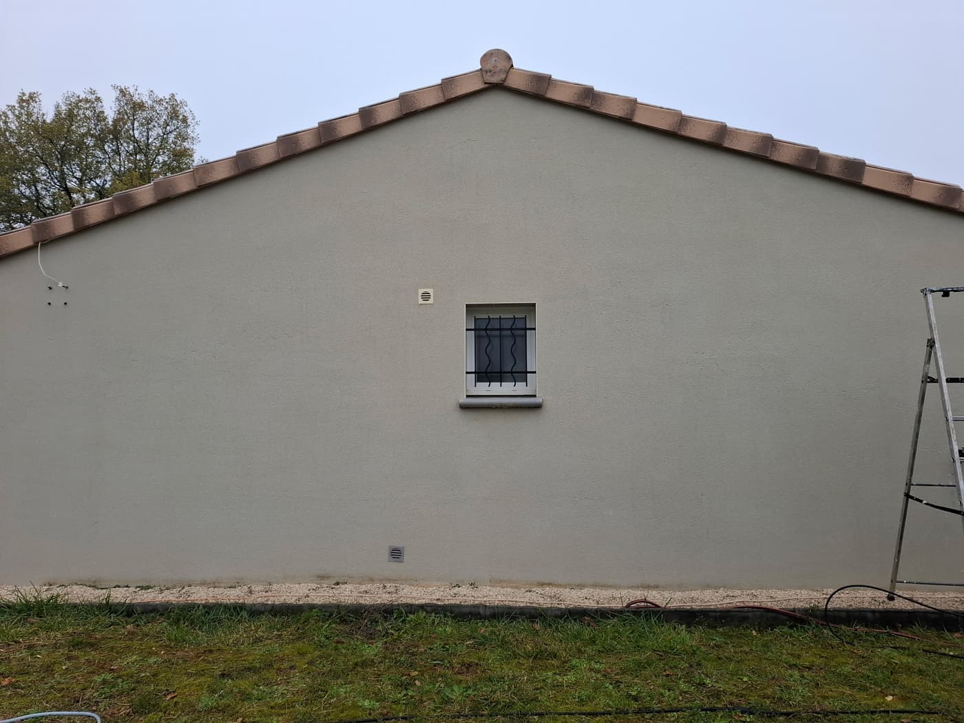 Même pignon après nettoyage, enduit uniforme et propre