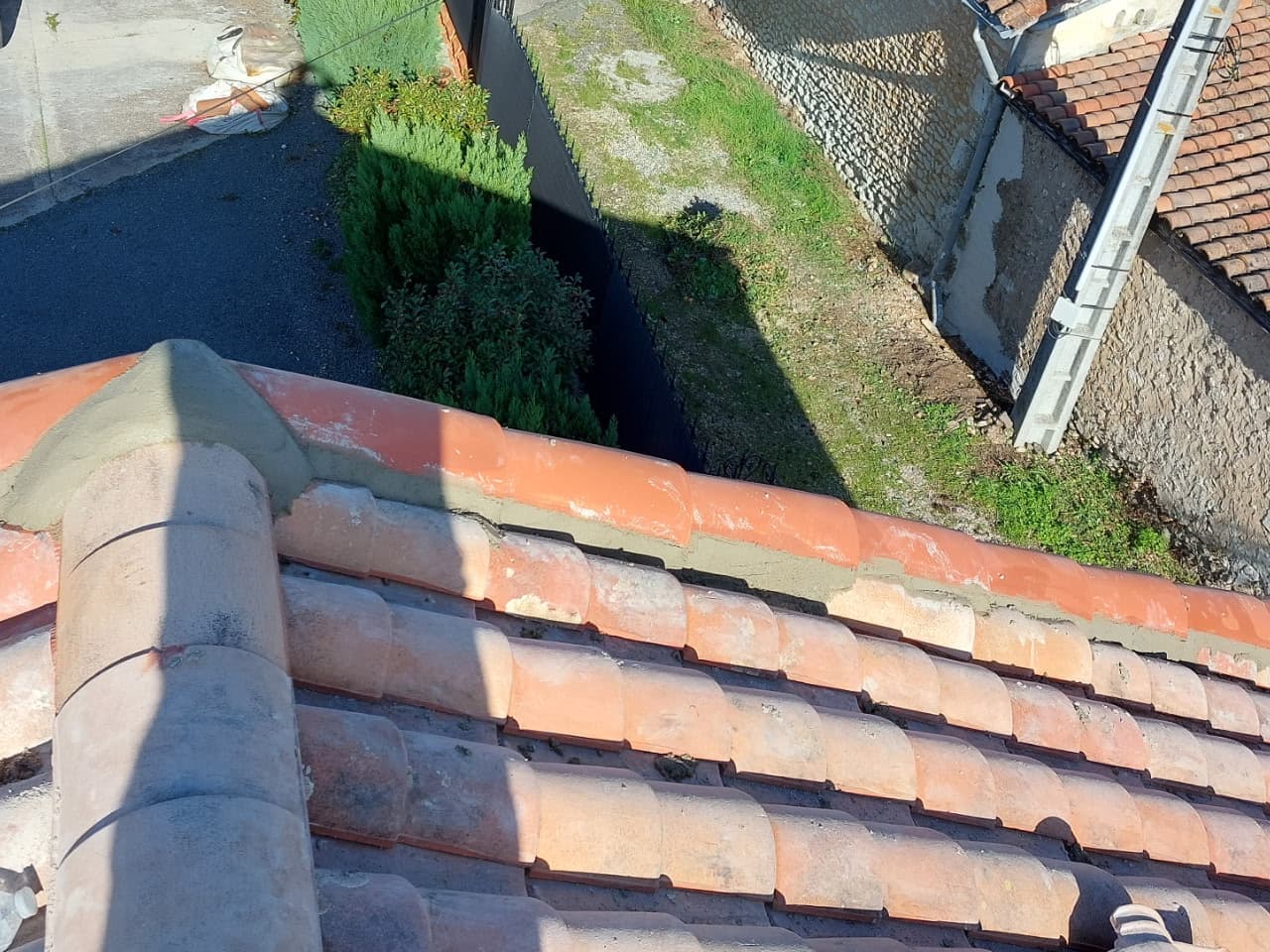Arêtier et rive terminés, scellement au mortier lissé sur la tuile canal