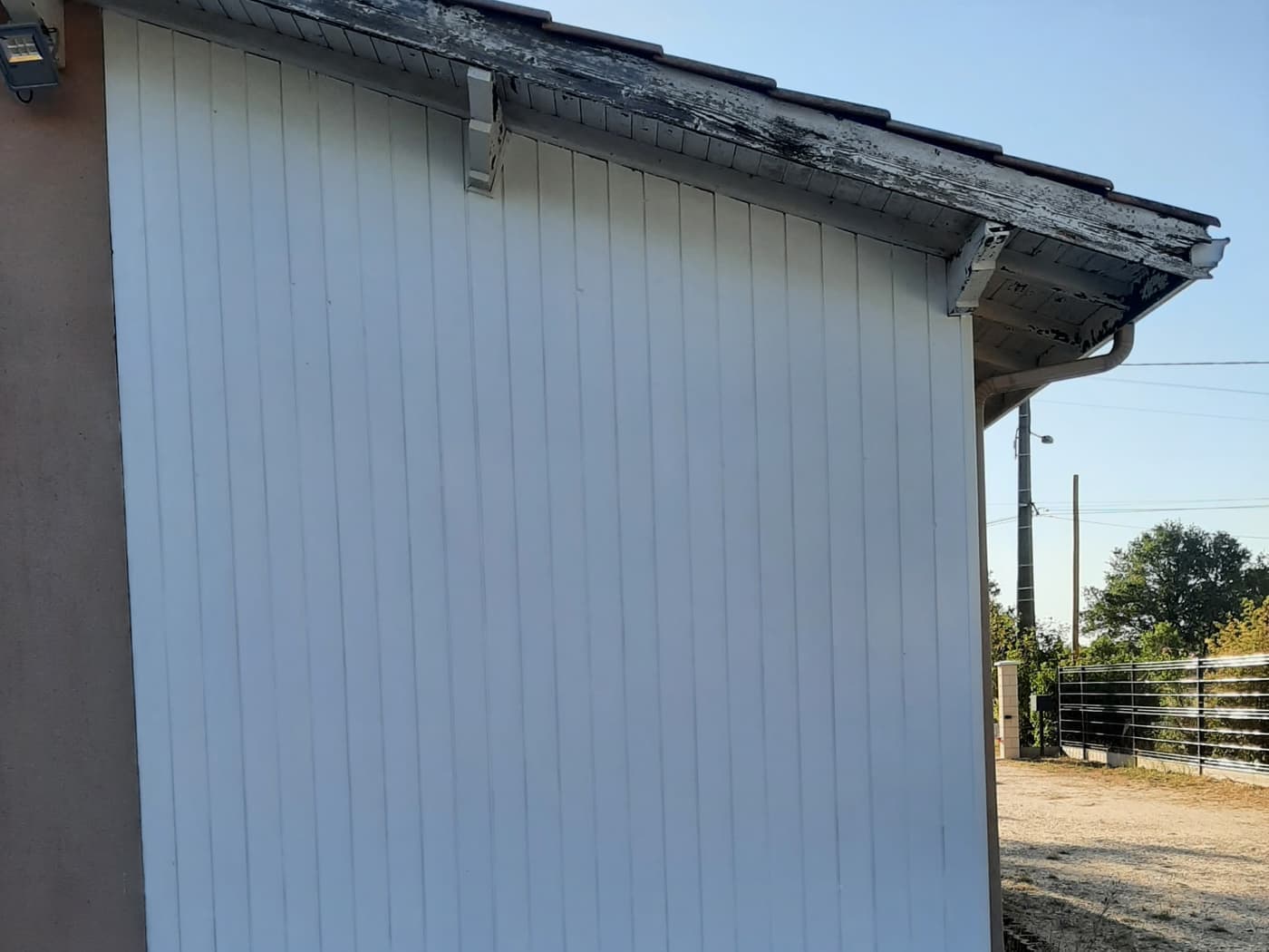 Même pignon après remplacement du lambris, lames neuves peintes en blanc