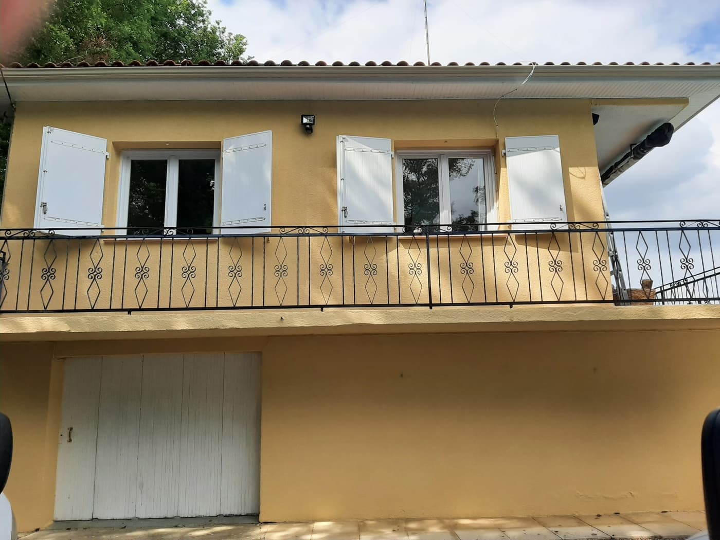 Même façade après ravalement en peinture, teinte uniforme sur toute la hauteur