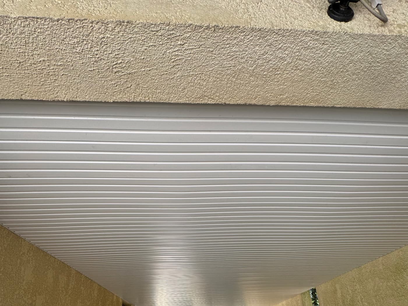 Sous-face de passage couvert habillée en lambris blanc